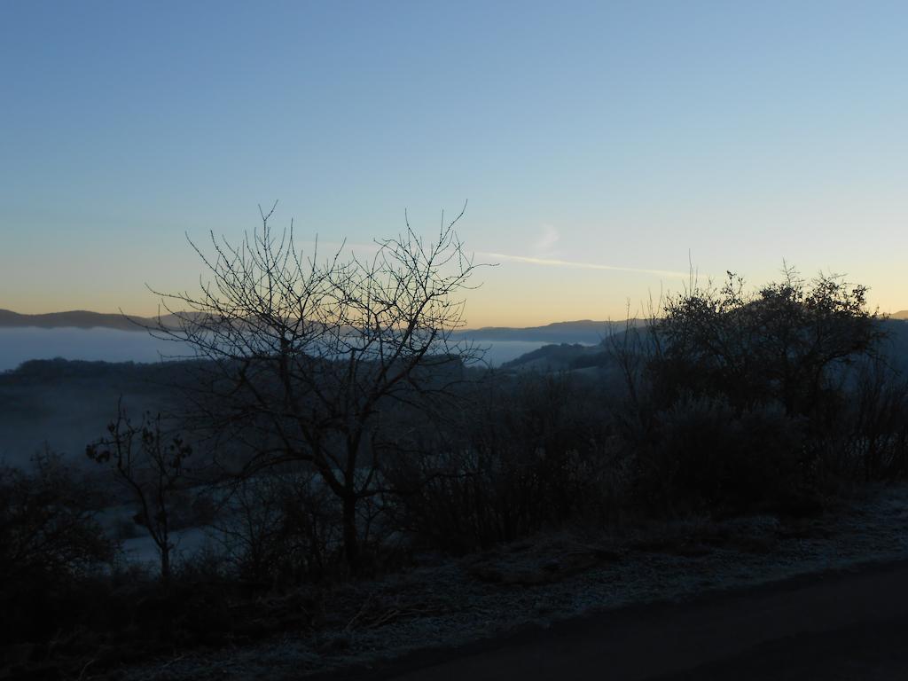 Gite Des Monts Saint-Izaire Екстериор снимка