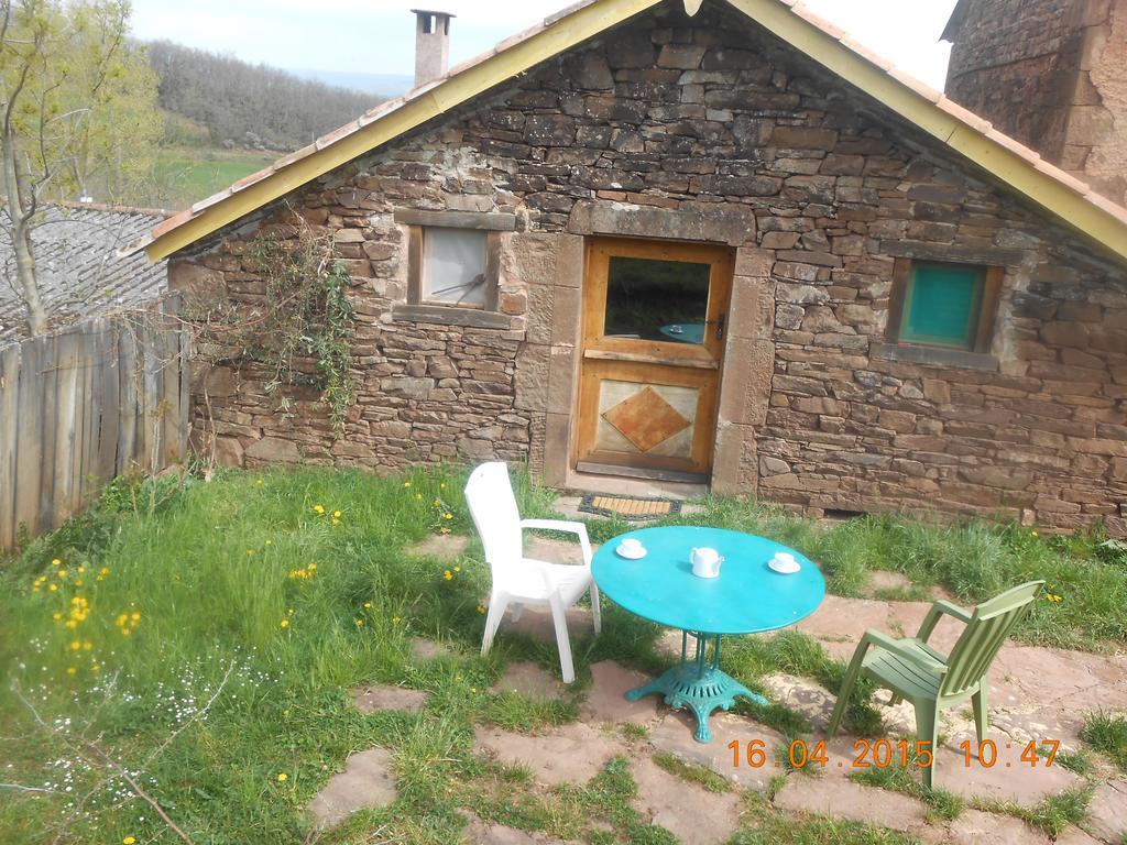 Gite Des Monts Saint-Izaire Екстериор снимка