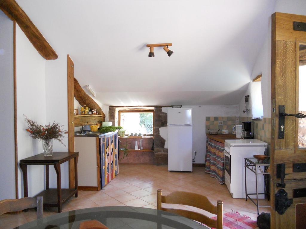 Gite Des Monts Saint-Izaire Стая снимка