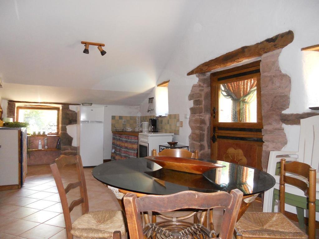 Gite Des Monts Saint-Izaire Стая снимка